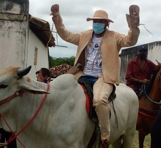 Prefeito De Jacobina Toma Posse Montado Em Boi e Vestido Com Gibão De Couro