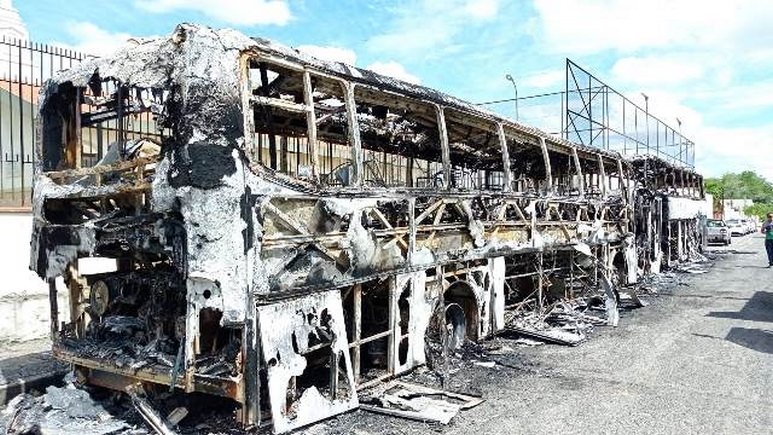 Incêndio Destrói Dois Ônibus Das Banda 'Os Clones' Em Feira De Santana