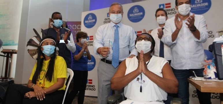 Quatro Baianos Recebem As Primeiras Doses Da Vacina Contra a Covid-19 Em Salvador