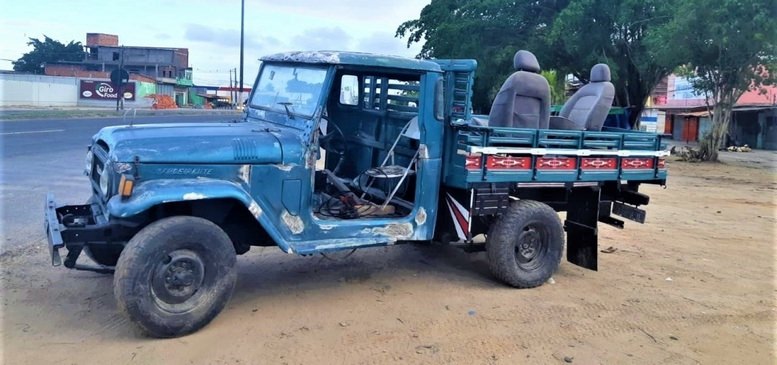 Feira de Santana: Motorista é Flagrado Dirigindo Caminhonete Sentado Em Cadeira De Bar