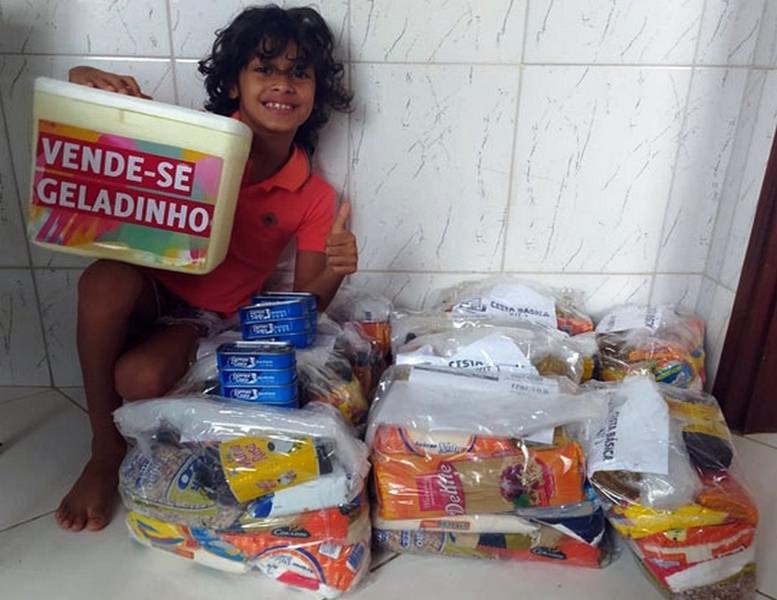 Menino De 7 Anos Junta Dinheiro Com Venda De ‘Geladinhos’ e Doa Cestas Básicas Para Famílias Carentes Na Bahia