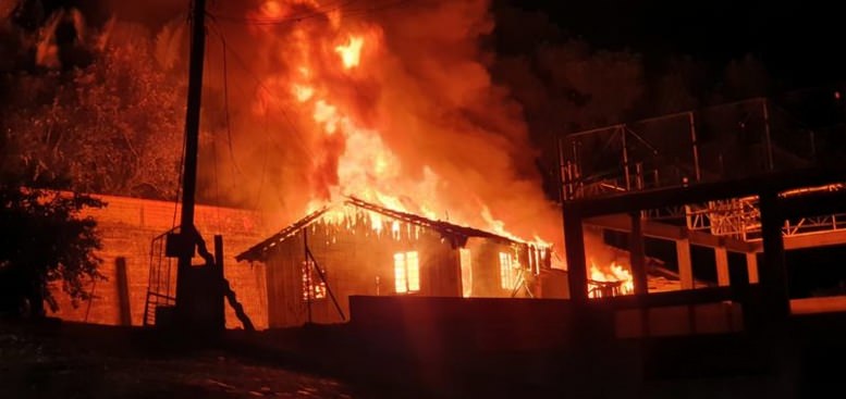 Bíblia Resiste às Chamas De Incêndio Que Destruiu Casa No Norte de SC