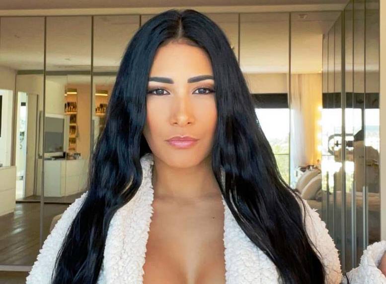 Simaria  Posa Sem Sutiã e Recebe Chuva De Elogios: 'Deusa'