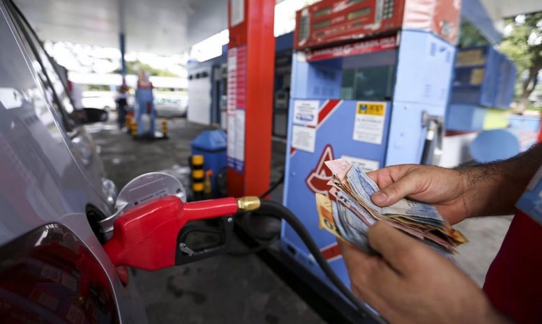 Gasolina Sofre Novo Reajuste e Sobe 3,3%, Litro Chega a Custar R$ 7,49, Segundo ANP
