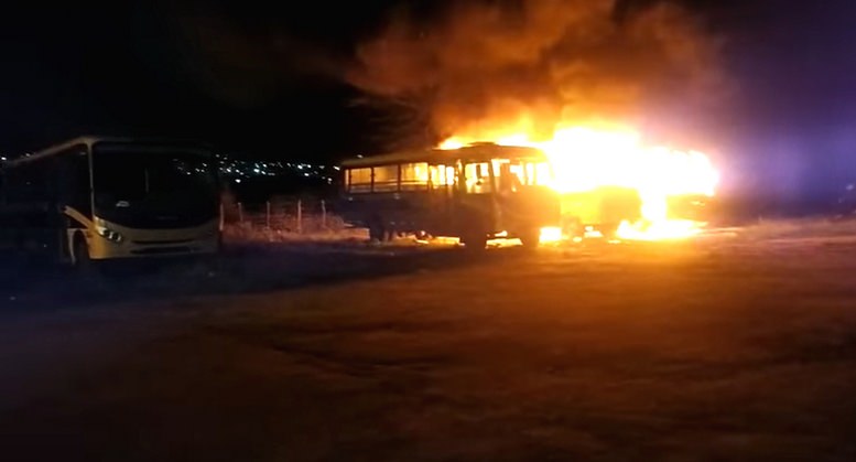 Monte Santo: Incêndio Destrói 3 Ônibus Escolares Amarelinhos