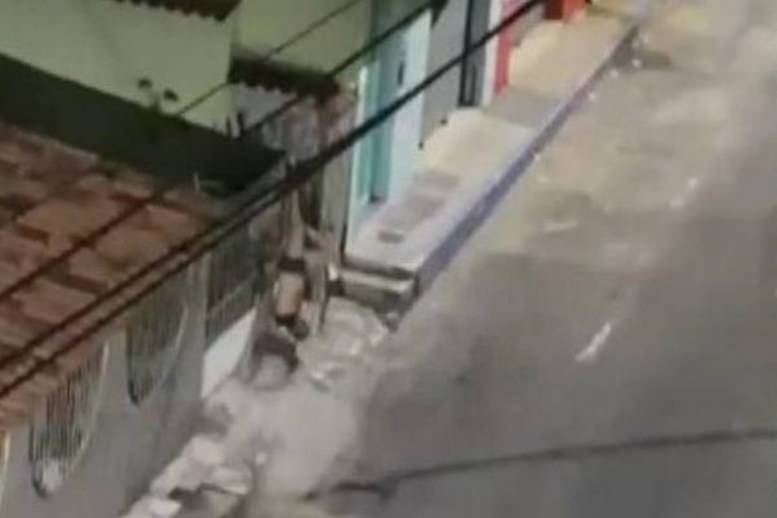 Homem tenta invadir casa, fica preso pela calça e foge de cueca; Veja vídeo