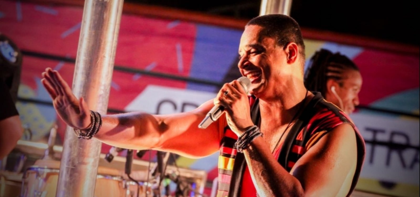 Xanddy para show e diz que secretário fez gestos obscenos durante apresentação; Veja vídeo