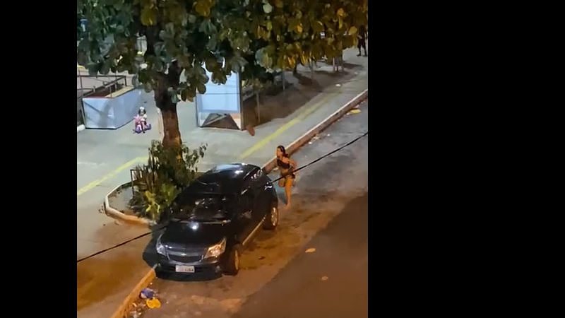 Vídeo: Mulher joga pedra no carro do namorado ao flagrá-lo com outra na casa da própria irmã em Salvador