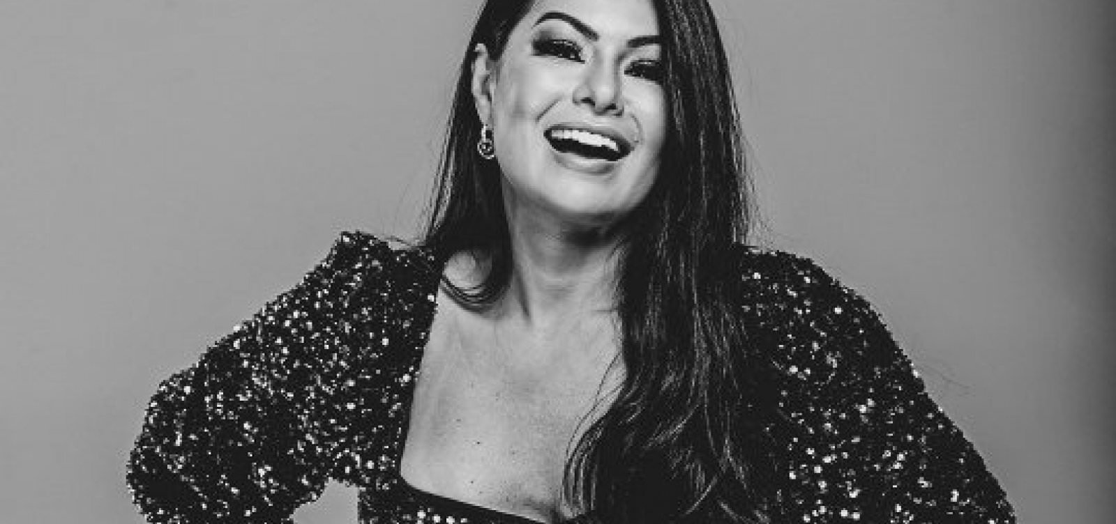 Cantora Paulinha Abelha morre, aos 43 anos, após 10 dias internada em UTI