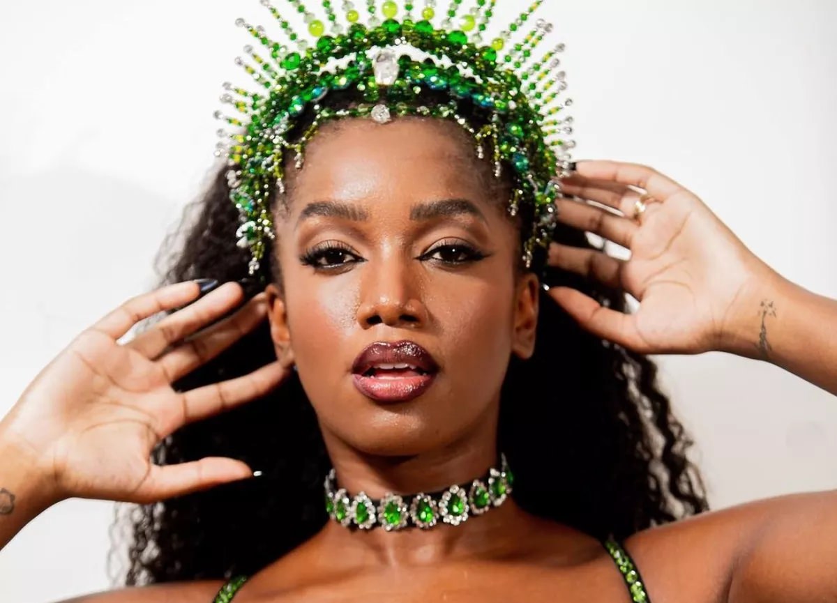 Iza testa positivo para Covid-19