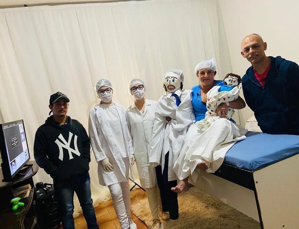 Casada com boneco, mulher “dá à luz” bonequinho de pano; vídeo