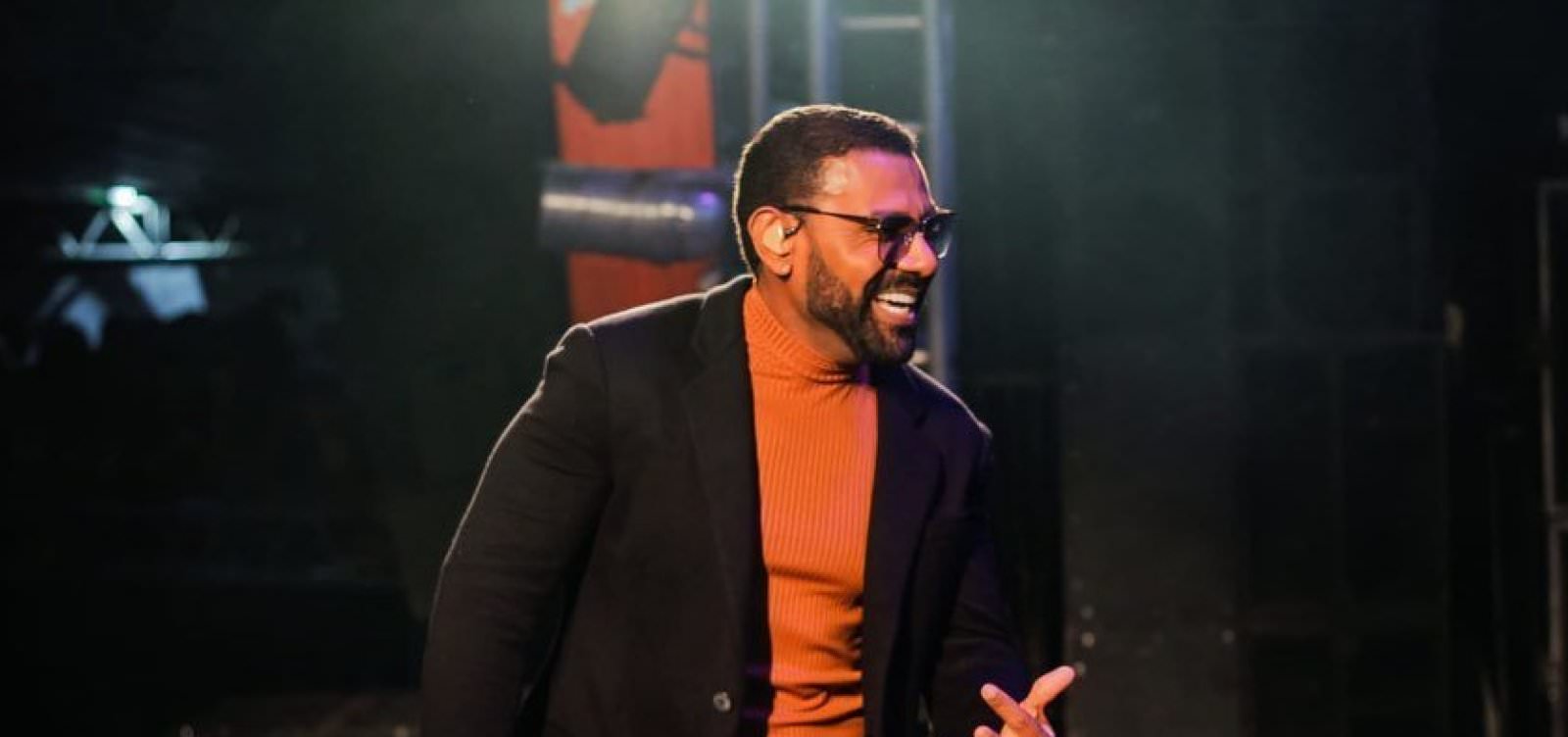 Pablo se irrita com fãs que pediam selfies durante show: 