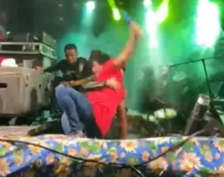 Ipirá: Palco desaba com cantor e influencer durante festa junina
