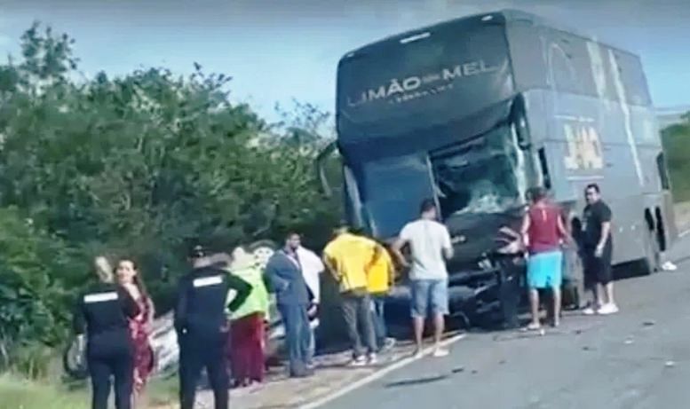 Ônibus da Banda Limão com Mel se envolve em acidente na BR 116 próximo ao Jorrinho
