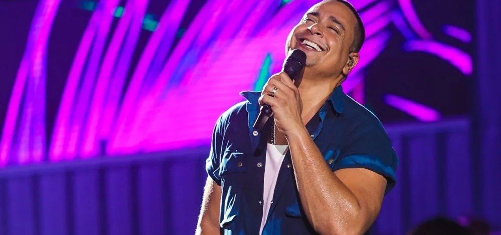 Ônibus do Harmonia do Samba é assaltado e Xanddy pede que bandido devolva pertences