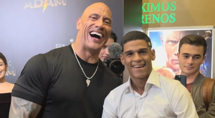Influenciador Luva de Pedreiro publica encontro com The Rock
