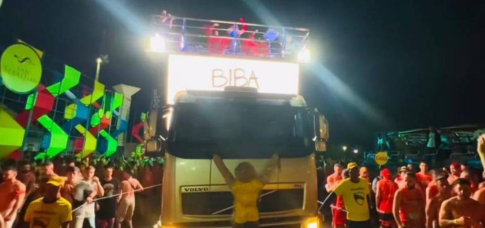 Daniela Mercury reproduz meme do 'Patriota do Caminhão' em trio elétrico