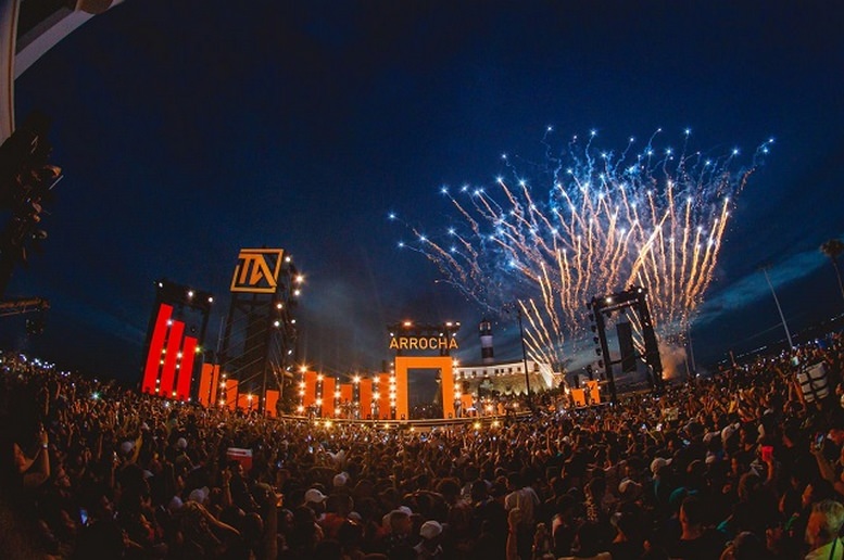 Thiago Aquino lota o Farol da Barra, em Salvador, na gravação do seu 1º DVD