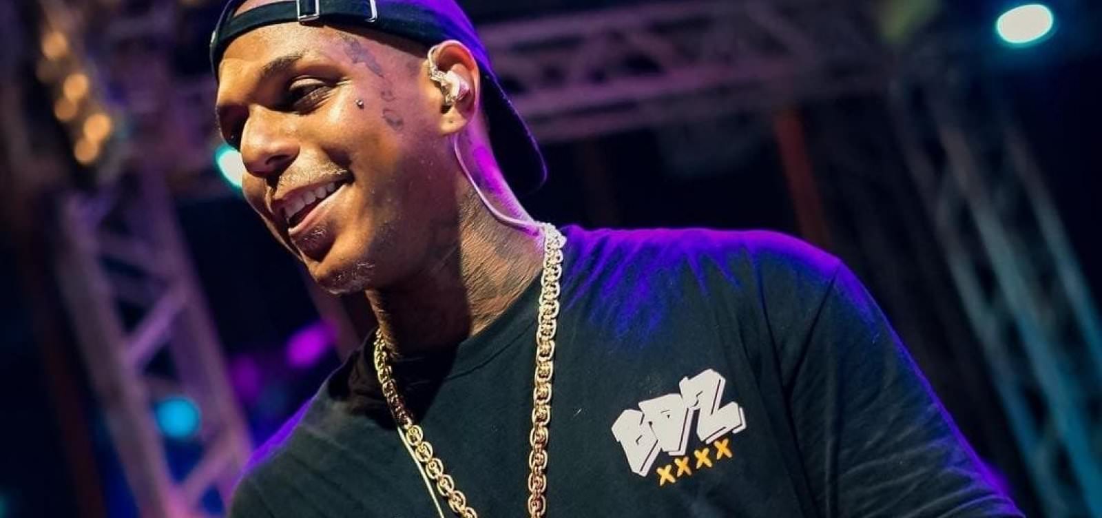 Atingido por spray de pimenta, Oh Polêmico passa mal em show no interior da Bahia