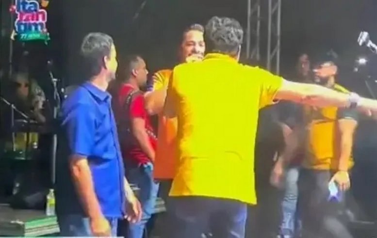 Prefeito sobe em palco aparentemente embriagado durante show de São João: “Arregaça”
