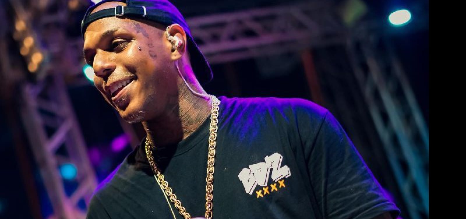 Oh Polêmico desmaia após show e é levado para hospital na Bahia