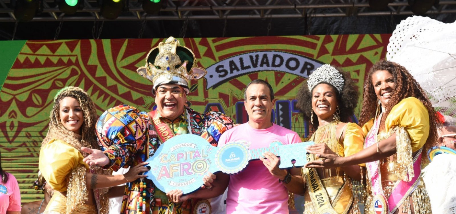 Bruno Reis entrega chave da cidade ao Rei Momo, dando início ao Carnaval de Salvador