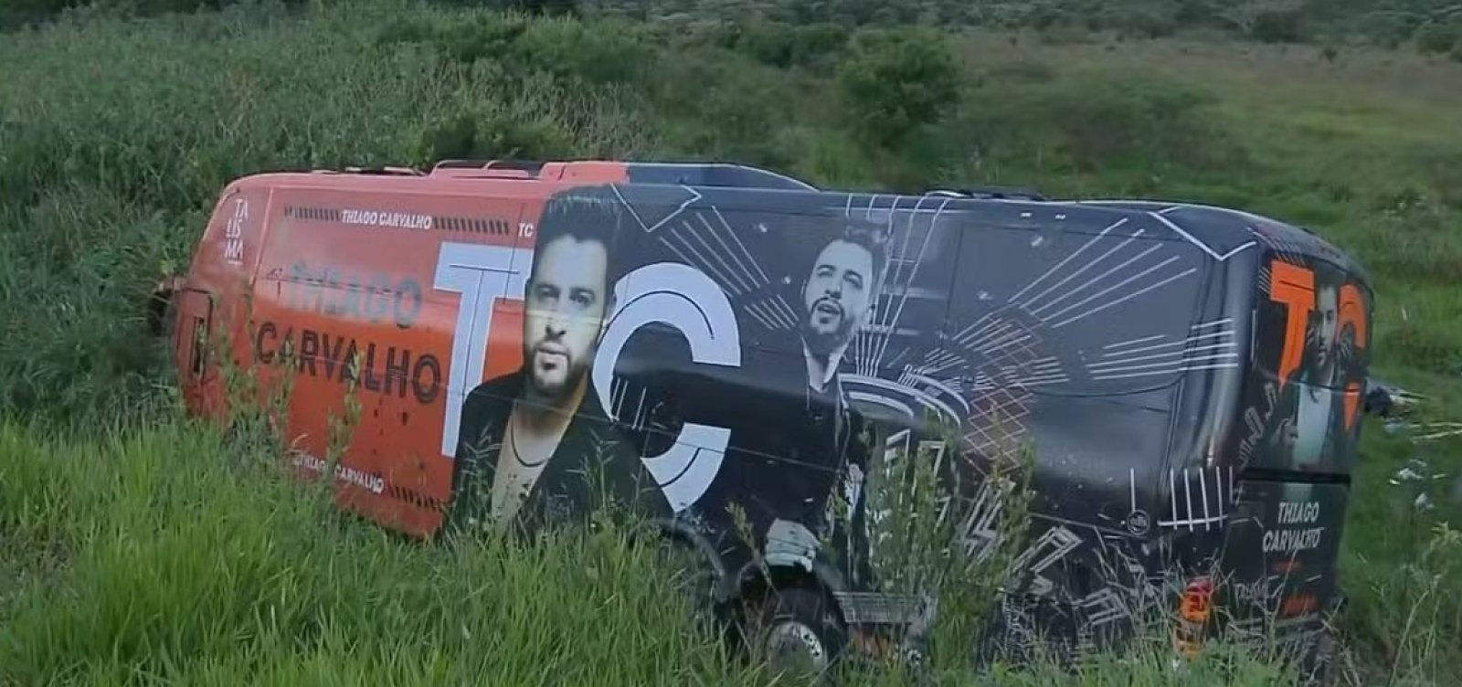 Ônibus do cantor sertanejo Thiago Carvalho capota e deixa, pelo menos, 6 feridos