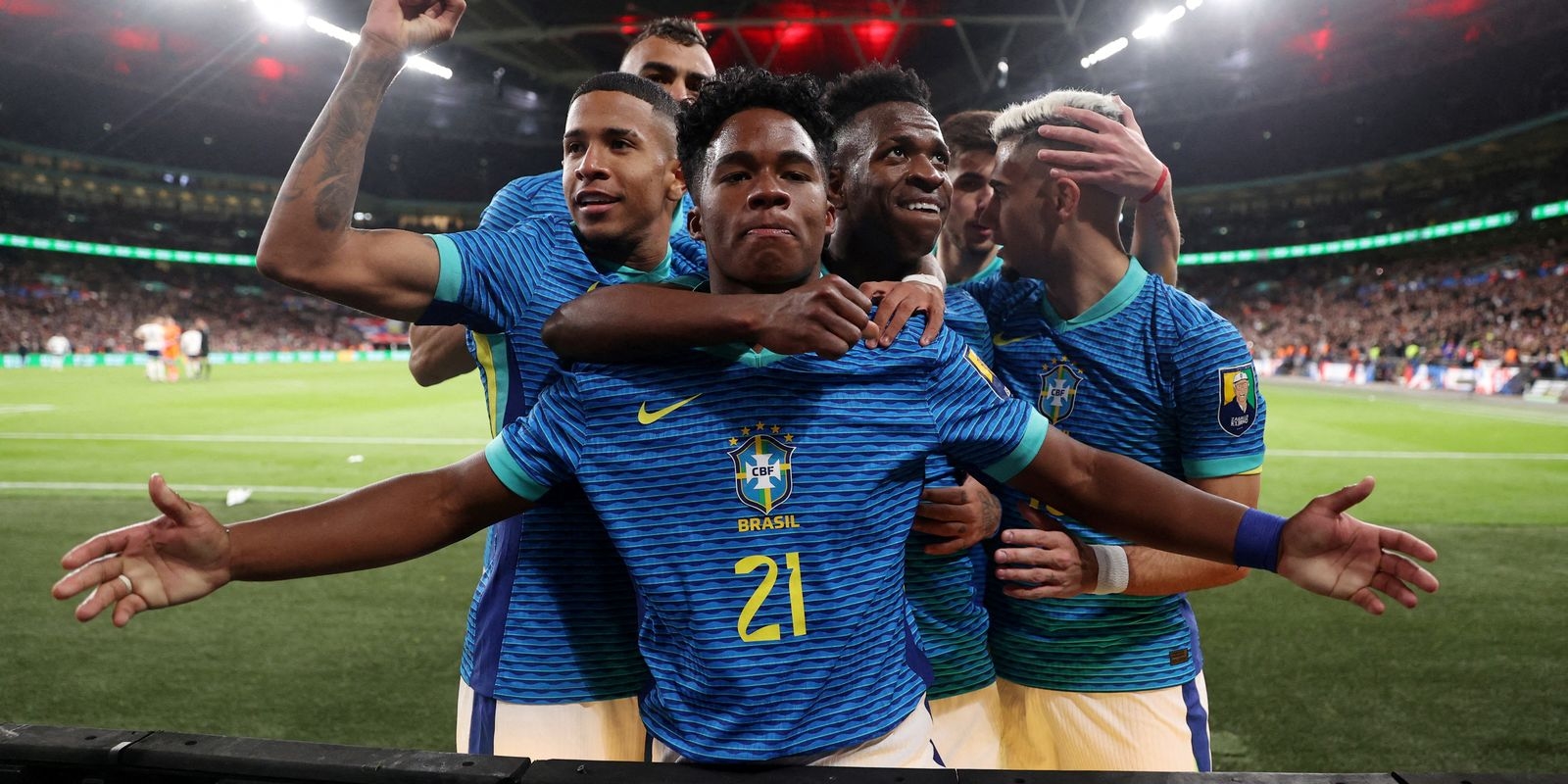 Brasil vence Inglaterra por 1 a 0 em amistoso com estreia de Dorival Júnior