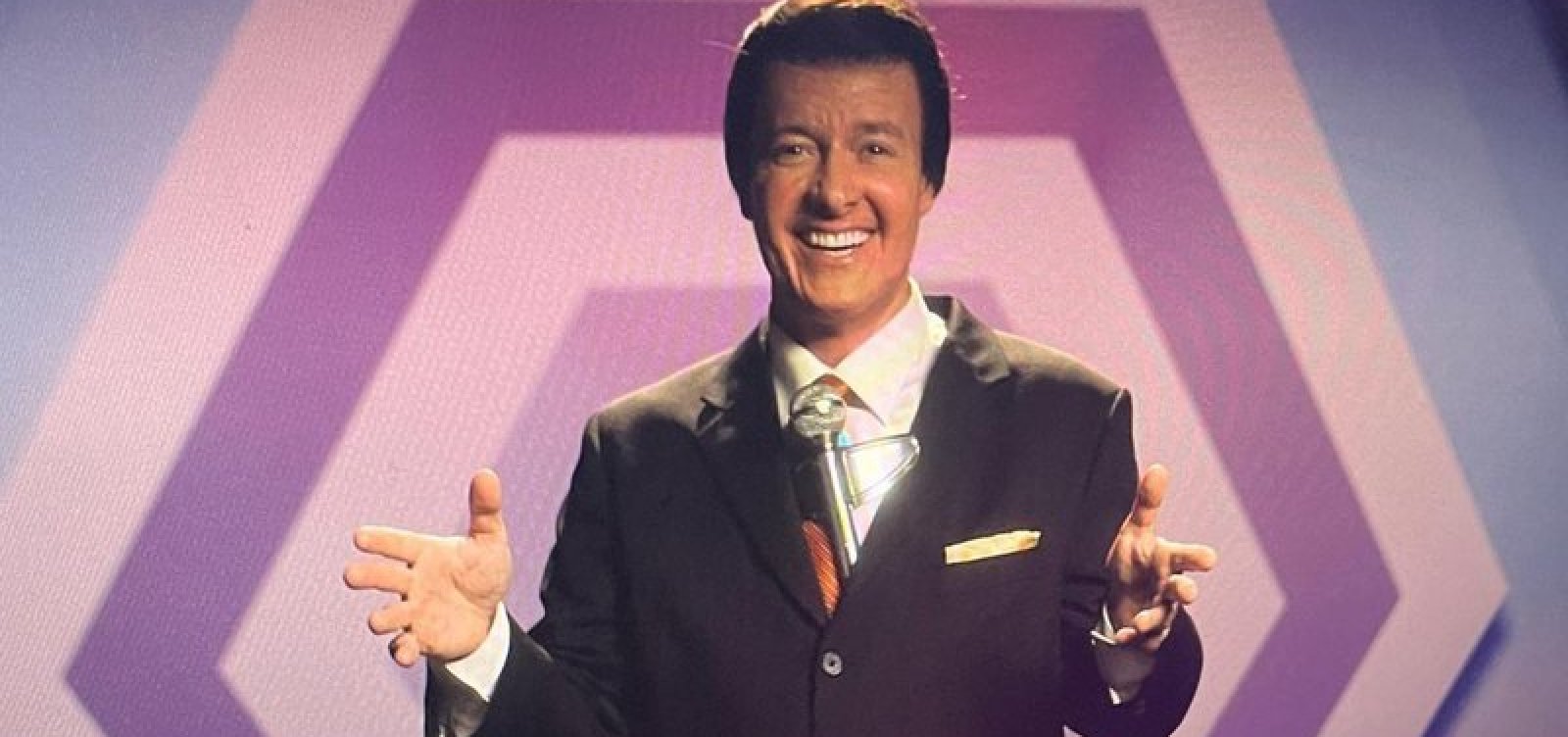 Rodrigo Faro encarna Silvio Santos em cinebiografia do apresentador; veja o teaser