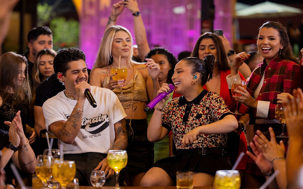 Mari Fernandez surpreende fãs em Goiânia com gravação especial em barzinho