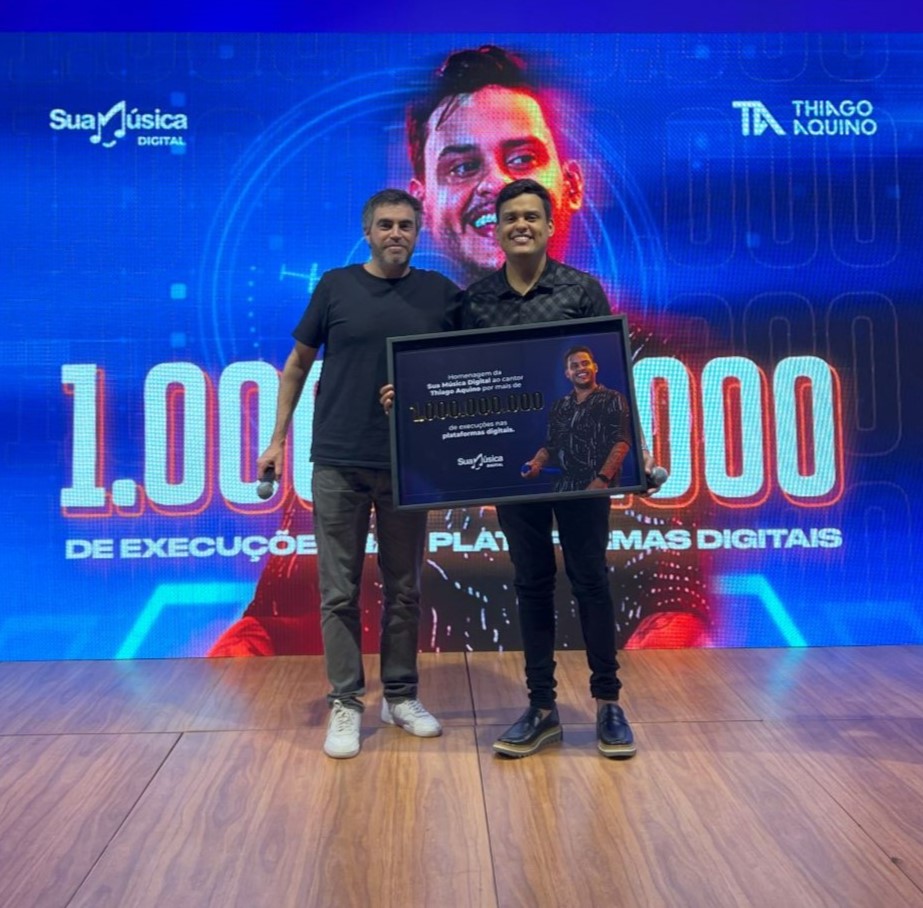 Thiago Aquino é homenageado após atingir 1 Bilhão de streamings