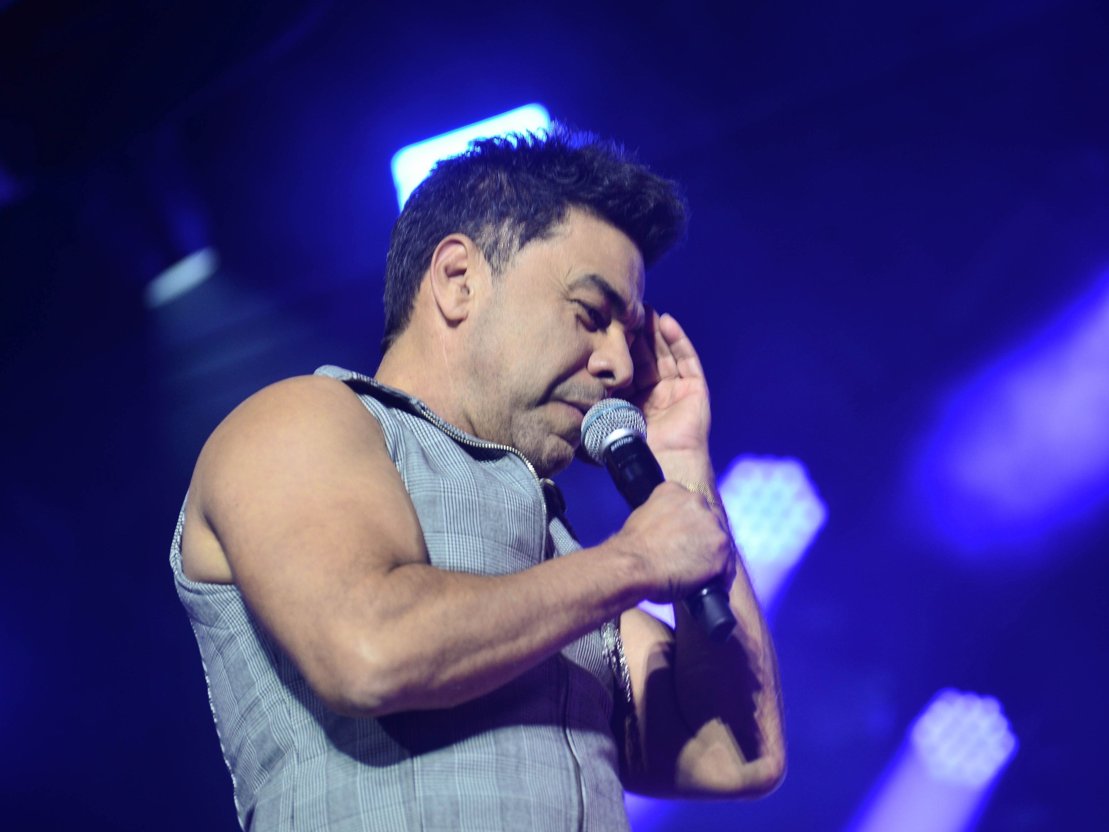 Em Barretos, Zezé Di Camargo detona artistas que deixaram objetos no palco: ‘Respeitem!’