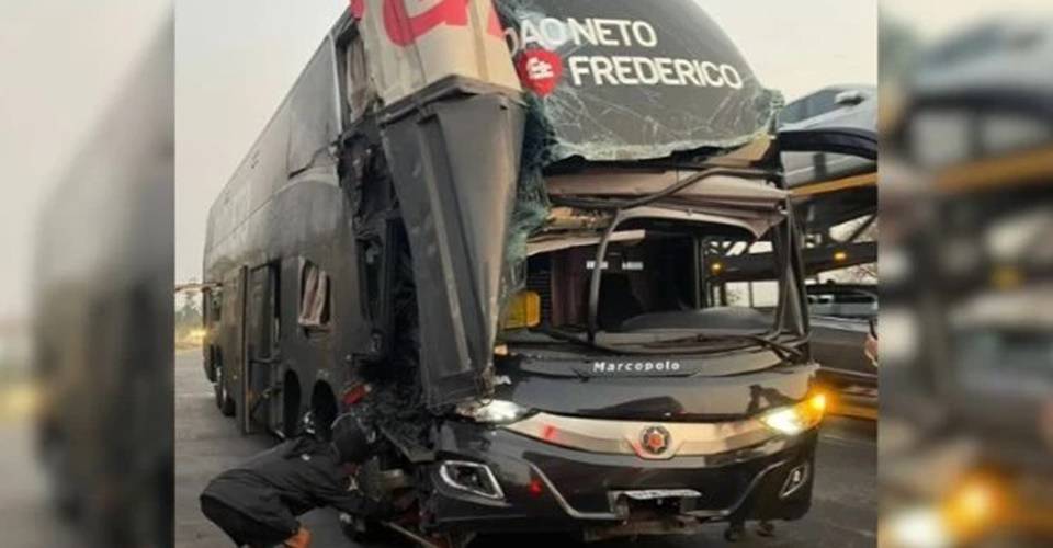 Ônibus da dupla João Neto e Frederico bate em caminhão e quatro pessoas ficam feridas