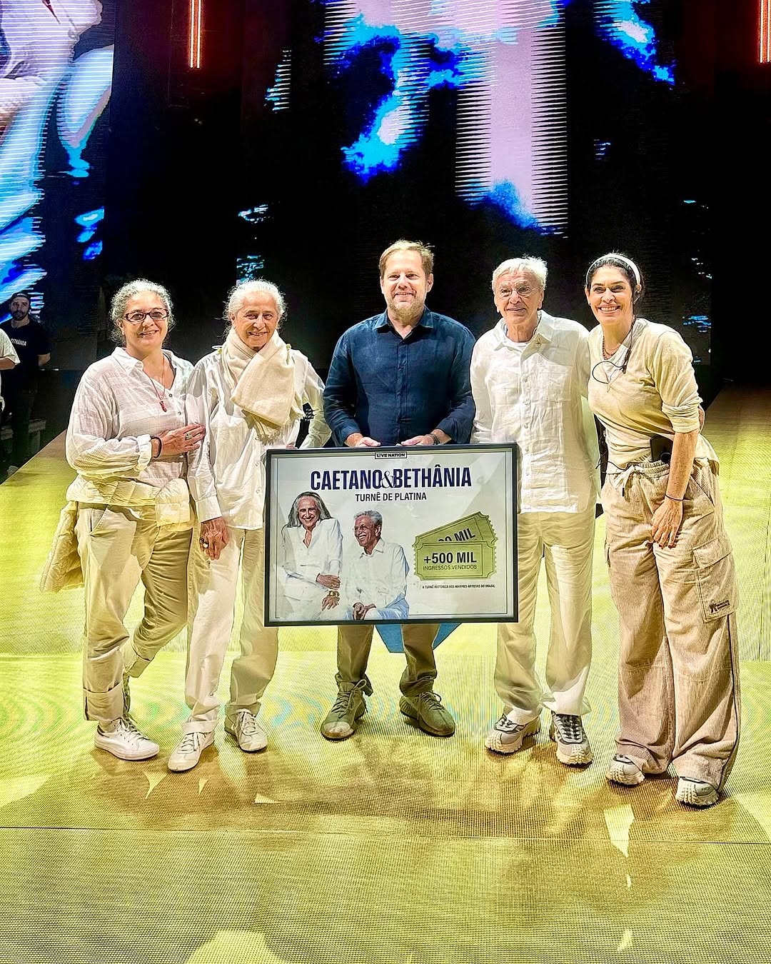 Caetano e Bethânia ganham certificado de platina após venderem 500 mil ingressos em turnê