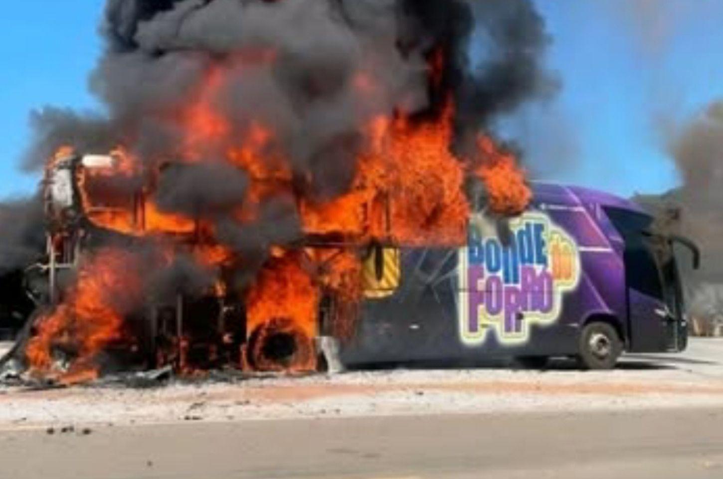 Ônibus de apoio das bandas Djavu e Bonde do Forró pega fogo em Minas Gerais