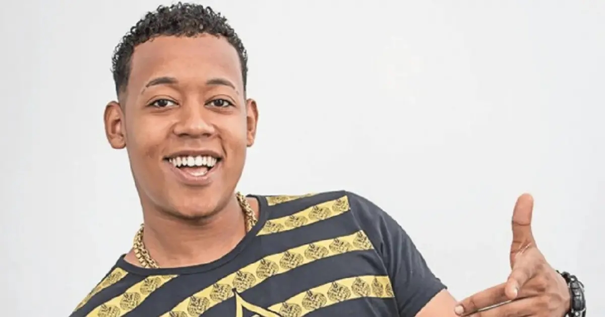 VÍDEO: Cantor 7Kssio se envolve em acidente em Lauro de Freitas e sofre ferimento na perna