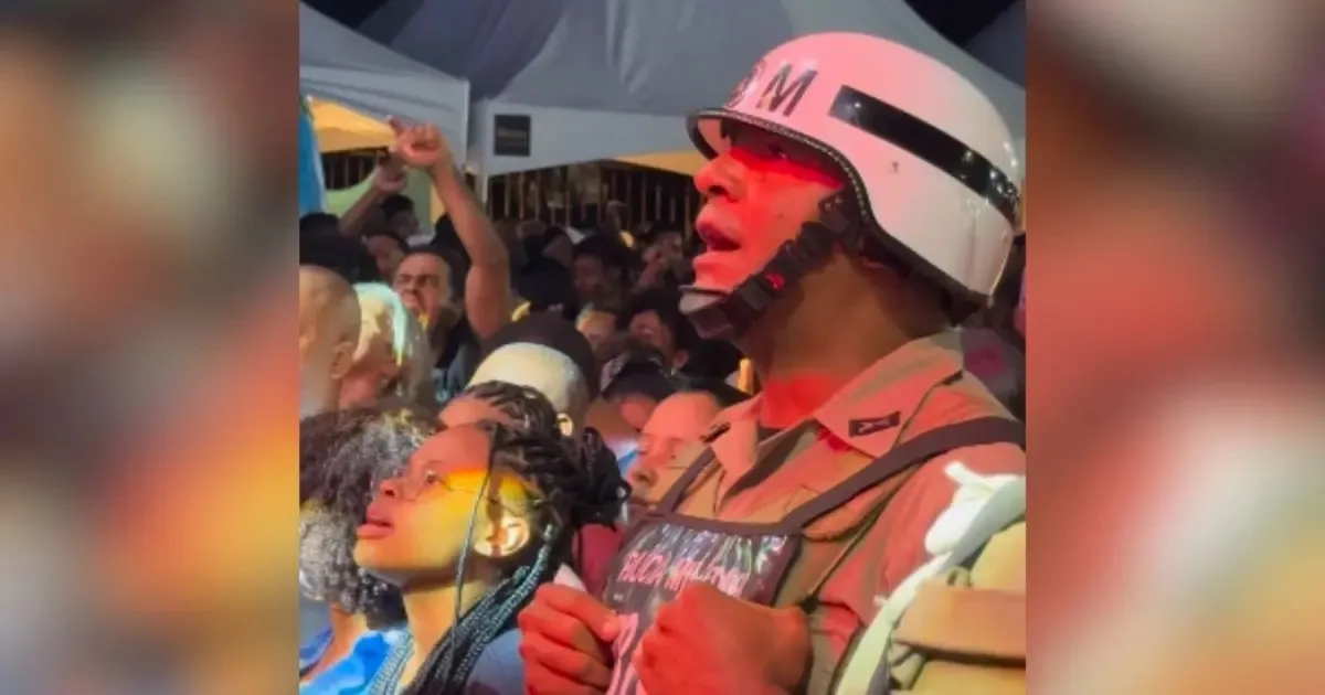 Vídeo: policial viraliza ao cantar Edson Gomes em aniversário de cidade: “Sou o incendiário do sistema”