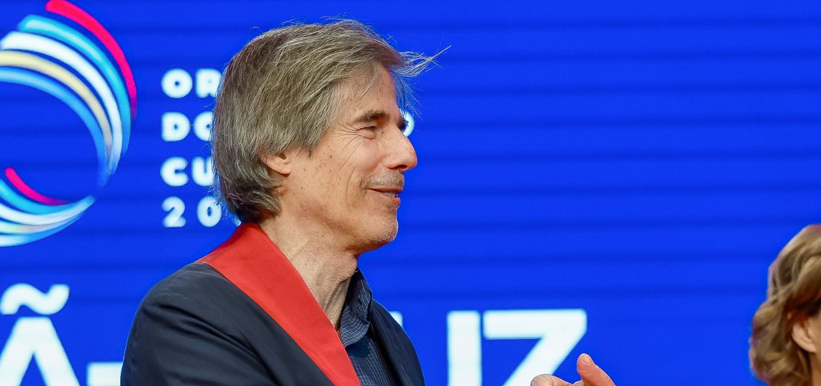 Walter Salles é homenageado pela Academia do Oscar e agradece a Fernanda Torres