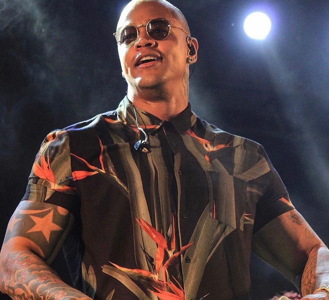 Léo Santana celebra 20 anos de carreira com show gratuito em Salvador