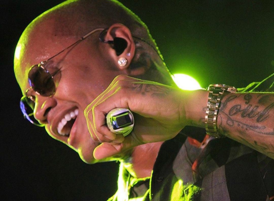 Léo Santana anuncia pausa na carreira em 2026