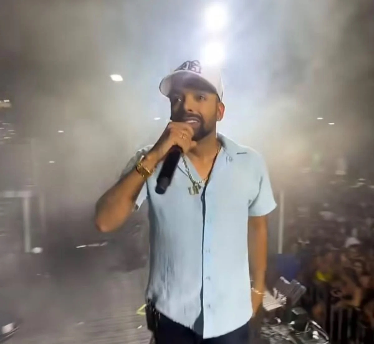 Unha Pintada interrompe show após dor de barriga