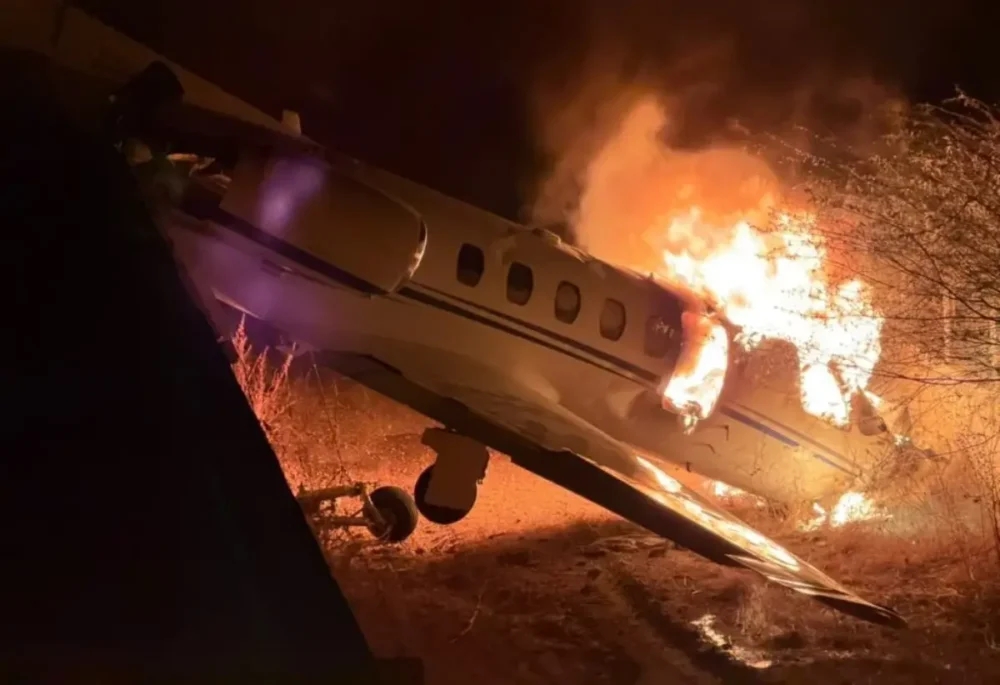 Avião com cantor Rey Vaqueiro é destruído pelo fogo após acidente; veja o vídeo